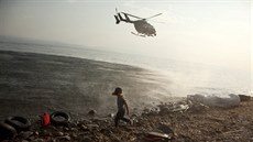 Vrtulník agentury Frontex krouží nad plážemi ostrova Lesbos (10. 8. 2015) Vrtulník agentury Frontex krouží nad plážemi ostrova Lesbos (10. 8. 2015)