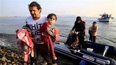 Rodina syrských uprchlík vystupuje ze lunu na plái eckého ostrova Kos (11....