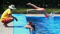 V parném létě hledají lidé osvěžení například na koupališti Sluníčko ve... V parném létě hledají lidé osvěžení například na koupališti Sluníčko ve...