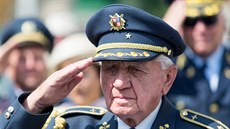 Ceremoniál na Hradčanském náměstí u modelu stíhačky Spitfire Mk. IX. Na snímku... Ceremoniál na Hradčanském náměstí u modelu stíhačky Spitfire Mk. IX. Na snímku...