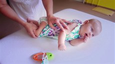 Zvedání přes bříško a kolena umožní dítěti trénovat se na svůj vlastní pohyb Zvedání přes bříško a kolena umožní dítěti trénovat se na svůj vlastní pohyb