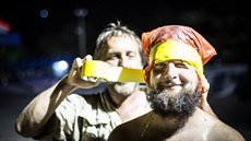Po horkém fénu jsme z Marka udělali petrolejového prince. Pak přišla na řadu... Po horkém fénu jsme z Marka udělali petrolejového prince. Pak přišla na řadu...