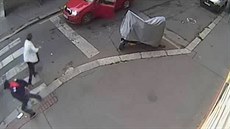 Za bílého dne oloupil před svědky seniorku o zlatý náhrdelník Za bílého dne oloupil před svědky seniorku o zlatý náhrdelník