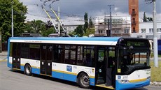 Do jednoho z ostravských trolejbusů vpadl agresivní řidič osobáku. Do jednoho z ostravských trolejbusů vpadl agresivní řidič osobáku.