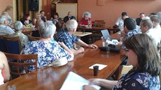 Jednání mimořádného zastupitelstva v Ostravě-Svinově. Vzadu uprostřed v červené... Jednání mimořádného zastupitelstva v Ostravě-Svinově. Vzadu uprostřed v červené...