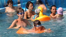 Voda plaveckého bazénu má příjemných 28 stupňů, relaxační pak ještě o dva více. Voda plaveckého bazénu má příjemných 28 stupňů, relaxační pak ještě o dva více.