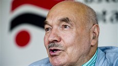 Sovětský disident a politický vězeň Michas Ignatěvič Kukobaka při setkání s... Sovětský disident a politický vězeň Michas Ignatěvič Kukobaka při setkání s...