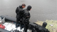 Tělo utonulého muže vytáhli potápěči z Vltavy v Budějovicích. Tělo utonulého muže vytáhli potápěči z Vltavy v Budějovicích.