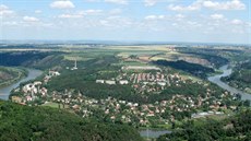 Obec Husinec-Řež se rozprostírá na poloostrově obtékaném řekou Vltavou. Obec Husinec-Řež se rozprostírá na poloostrově obtékaném řekou Vltavou.