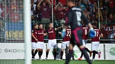Sparťanští fotbalisté se radují po gólu Lukáše Váchy v Mladé Boleslavi. Sparťanští fotbalisté se radují po gólu Lukáše Váchy v Mladé Boleslavi.