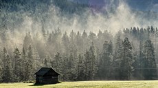 V ranní mlze. Okamik, kdy se slunce pehouplo pes hebeny Conturines a...