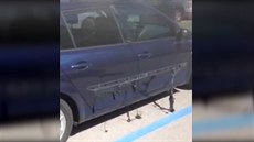 Muž natočil v Itálii rozteklé auto, jehož plasty nevydržely nápor ostrého... Muž natočil v Itálii rozteklé auto, jehož plasty nevydržely nápor ostrého...