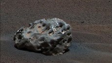Meteorit Heat Shield Rock objevený sondou Opportunity na povrchu Marsu. Tleso...