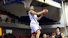 Tomáš Satoranský pod košem v utkání proti Japonsku. Tomáš Satoranský pod košem v utkání proti Japonsku.