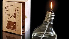Olejová lampa ve tvaru žárovky (12×12×18 cm) na kovovém podstavci je z... Olejová lampa ve tvaru žárovky (12×12×18 cm) na kovovém podstavci je z...