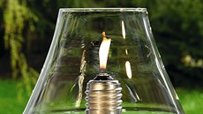 Olejová lampa vyuívá tvar klasické árovky.
