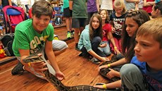 Úastníci pímstského tábora v ostravské zoo po pednáce pracovníka zahrady,...