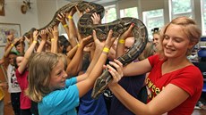 Účastníci příměstského tábora v ostravské zoo po přednášce pracovníka zahrady,... Účastníci příměstského tábora v ostravské zoo po přednášce pracovníka zahrady,...