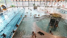 Pohled na vnitřní areál koupaliště v Hranicích, který není s venkovním... Pohled na vnitřní areál koupaliště v Hranicích, který není s venkovním...