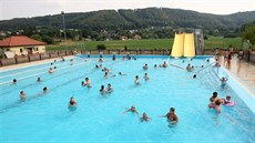 Pohled na bazén a atrakce venkovního areálu koupalit v Hranicích.