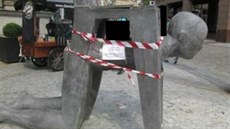 Poničená socha na libereckém náměstí. Poničená socha na libereckém náměstí.