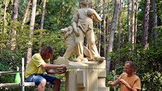 Kamenosochaři Milan Danihelka a Rudolf Huťa (zleva) ze Střední průmyslové... Kamenosochaři Milan Danihelka a Rudolf Huťa (zleva) ze Střední průmyslové...
