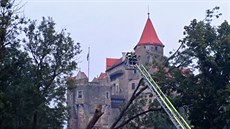 Vtrná smr ve stedu odpoledne zasáhla okolí hradu a obce Perntejn.
