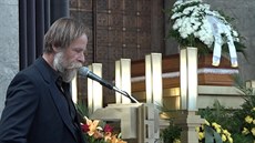 Karel Roden promluvil na pohřbu Jaroslava Tomsy (11. srpna 2015). Karel Roden promluvil na pohřbu Jaroslava Tomsy (11. srpna 2015).