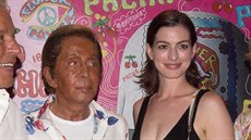 Návrhář Valentino a herečka Anne Hathawayová (Ibiza, 11. srpna 2015) Návrhář Valentino a herečka Anne Hathawayová (Ibiza, 11. srpna 2015)