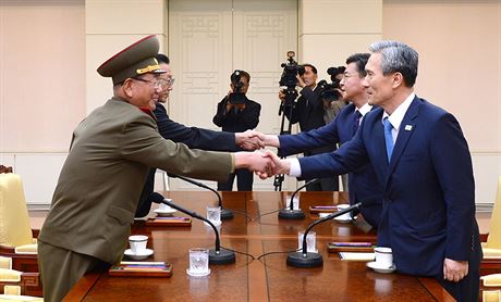 Jednání mezi jihokorejským ministrem obrany Kim Kwan-jinem (vpravo), ministrem...