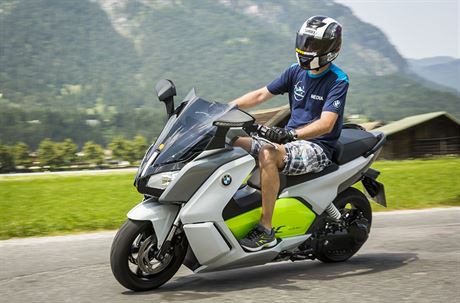 Otestovali jsme elektrick sktr BMW C-Evolution