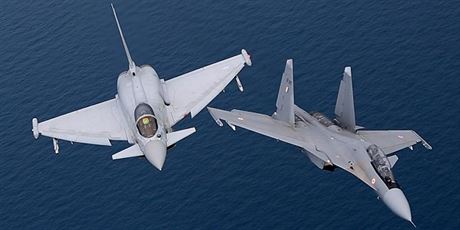 Dva stroje, dva svty. Vlevo Typhoon britskho Krlovskho letectva, vpravo...