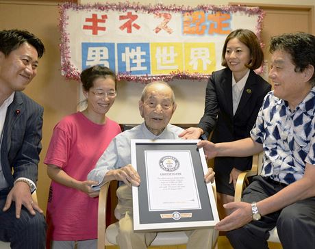 Nejstarí mu svta Jasutaro Koide se svou rodinou, Nagoja, 21. srpna 2015.