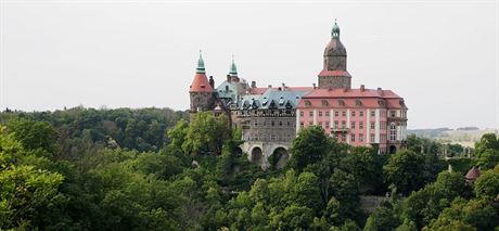 Pod zámkem Ksiaz nedaleko Walbrzychu vedou spletité sít podzemních chodeb.