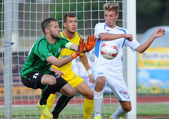 Branká Radek Porcal z Varnsdorfu zasahuje v derby s Ústí.