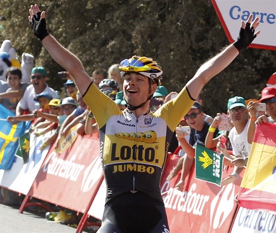 Bert-Jan Lindeman se raduje z triumfu v sedmé etap Vuelty.