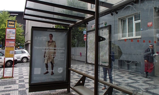 Lidé budou moci na vybraných zastávkách zanechat pro charitu nepotebné obleení