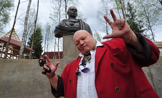 Stanislav Bareckij u busty Vladimira Putina v Petrohradu.