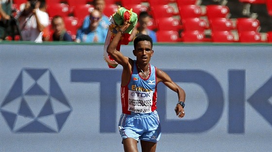 Ghirmay Ghebreslassie slaví s eritrejskou vlajkou v ruce titul mistra svta v...