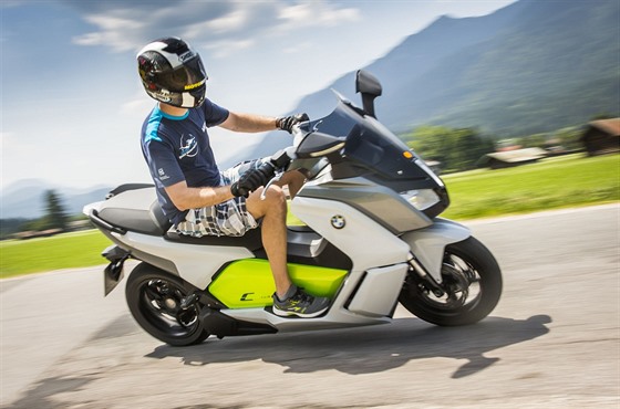 Otestovali jsme elektrick sktr BMW C-Evolution