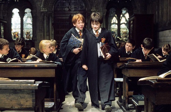 Snímek z prvního dílu Harryho Pottera a Kamene mudrc. Pedstaviteli Rona...