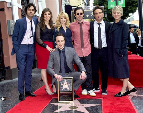 Jim Parsons s kolegy ze seriálu Teorie velkého tesku na hollywoodském chodníku...