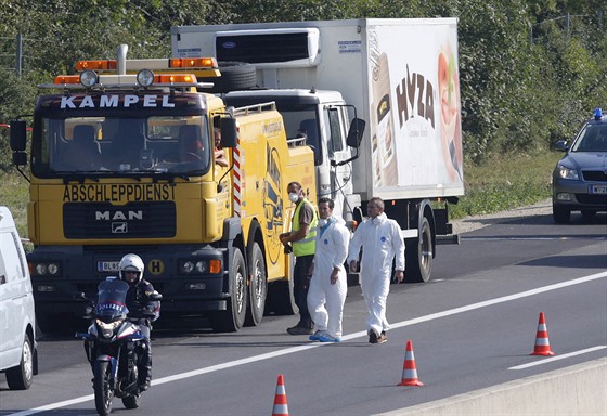 Forenzní technici rakouské policie u odstaveného nákladního automobilu s tly...