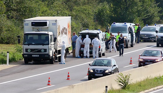 Forenzní technici rakouské policie u odstaveného nákladního automobilu s tly...