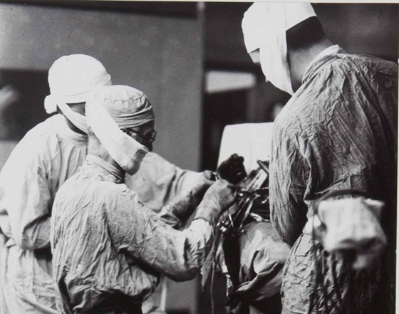 Harvey Cushing operuje 2000. odhalený nádor na mozku. 15.4.1931.