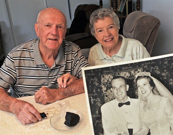Ann a Ken Fredericksovi a jejich edesát let starý svatební dort z kandovaného...