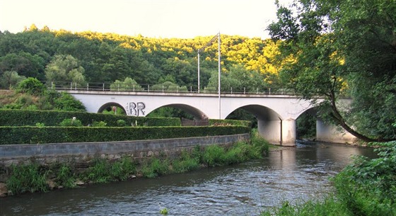 Most, na který u cyklostezky z Oban do Bílovic nad Svitavou pipevní...