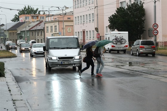 Na zruených pechodech v Hodolanské ulici musí Olomouané spoléhat jen na...