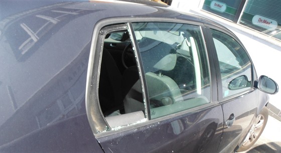 Policie musela rozbít zadní okénko, aby dít z auta vyndala (ilustraní snímek). 