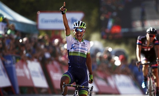 Esteban Chaves slaví triumf ve druhé etap Vuelty.